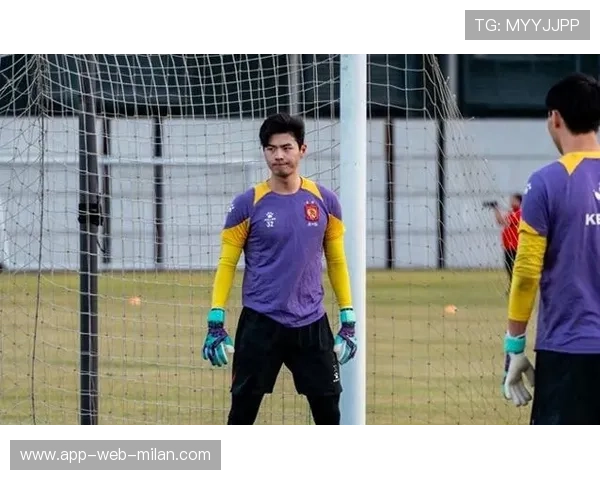 霍深坪飞身摘下高空球展现稳健球风